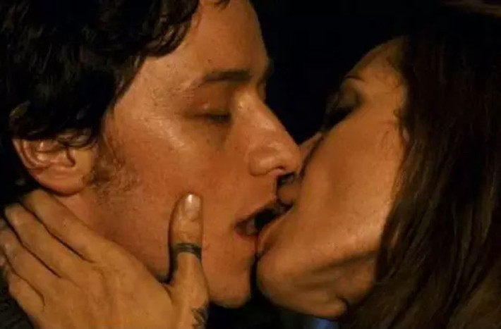 Lý do James McAvoy không muốn hôn Angelina Jolie khi đóng chung phim "Wanted" là vì anh vừa mới được giới thiệu với cô xong, vẫn còn lạ lẫm nhau thì lại phải quay cảnh hôn luôn.