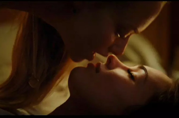 Amanda Seyfried cảm thấy không thoải mái khi đóng cảnh hôn môi đồng tính với Megan Fox trong bộ phim "Jennifer’s Body" bởi cô sợ gia đình mình sẽ xem những cảnh này.