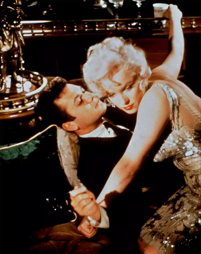 Tony Curtis ghét cay ghét đắng khi phải quay cảnh hôn với Marilyn Monroe trong bộ phim "Some Like It Hot" bởi Marilyn có kiểu hôn rất ướt át. Cô muốn anh hôn cô bằng lưỡi mà anh thì không muốn.