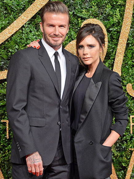 David Beckham biết Victoria sẽ là vợ tương lai của mình khi nhìn thấy cô cùng nhóm Spice Girls biểu diễn trên TV. “Có nhìn thấy cô gái mặc váy ngắn màu đen không? Tôi sẽ cưới cô ấy”, David nói với một người bạn. Còn Vic cũng thổ lộ cô hoàn toàn ngã lòng trước David khi lần đầu gặp anh: “Anh ấy nói với tôi khi về nhà đã viết số điện thoại của tôi lên rất nhiều vật phòng khi bị mất số”. Đây là một trong những cặp sao Hollywood yêu nhau từ cái nhìn đầu tiên và vẫn sát cánh bên nhau suốt 17 năm qua.