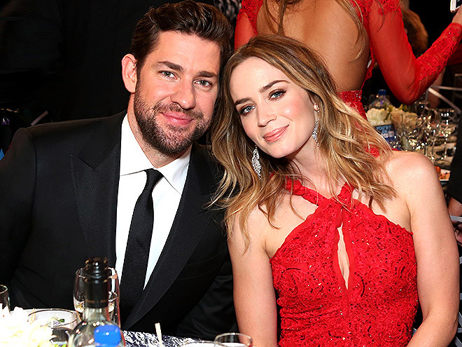 John Krasinski thừa nhận khi gặp Emily Blunt, anh đã phải lòng ngay khi nhìn thấy cô. “Lạy chúa, tôi nghĩ là tôi sẽ yêu cô ấy. Khi nắm tay Emily, tôi nói “Anh thích em”. Và may mắn là Emily cũng có cảm giác tương tự với John.