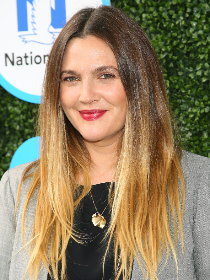Trong một lần cao hứng, Drew Barrymore đã sấy tóc mái quá đà khiến nó trở nên quái đản như nhân vật hoạt hình Peppermint Patty.