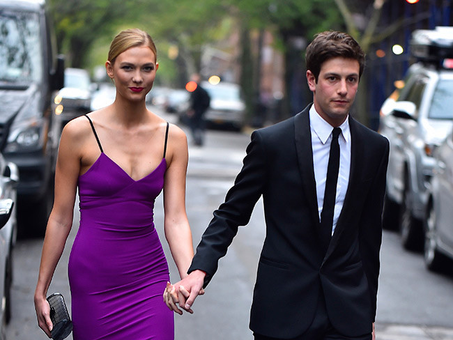 Người mẫu Karlie Kloss và Joshua Kushner, ông chủ của công ty Thrive Capital, nơi hỗ trợ các ứng dụng như Instagram, Slack bắt đầu công khai quan hệ vào bữa tiệc do Vitoria’s Secret tổ chức. Hiện tài sản của Joshua là hơn 100 triệu bảng Anh.