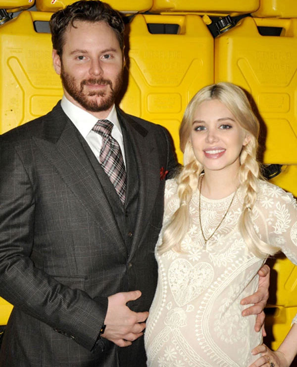 Nữ ca sĩ Alexandra Lenas và Sean Parker, đồng sáng lập site chia sẻ file Napster và từng là chủ tịch của Facebook, quen nhau trong một bữa tiệc Halloween năm 2010. Năm 2013, đám cưới của hai người được tổ chức hoành tráng theo kiểu Lord of the Rings, tốn kém 8 triệu bảng trong đó 1 triệu bảng để thuê chủ hôn là Sir Ian McKellen với vai Gandalf.