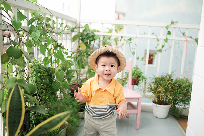Cậu nhóc thường xuyên được bố mua tặng cho những chiếc xe hơi đồ chơi.