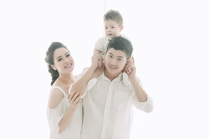 Nhân dịp con trai sắp tròn một tuổi, vợ chồng Nhật Kim Anh cũng ghi lại những khoảnh khắc bên thiên thần nhỏ của mình.