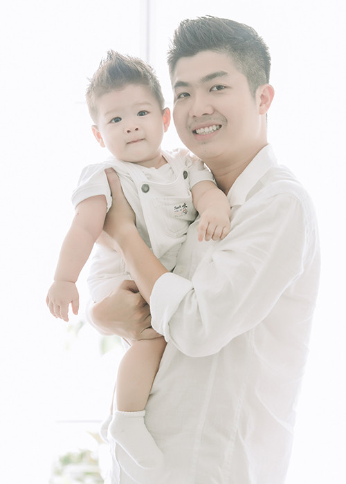 Ông xã Nhật Kim Anh hạnh phúc bên con trai. Cả hai được nhận xét có nhiều nét giống nhau.