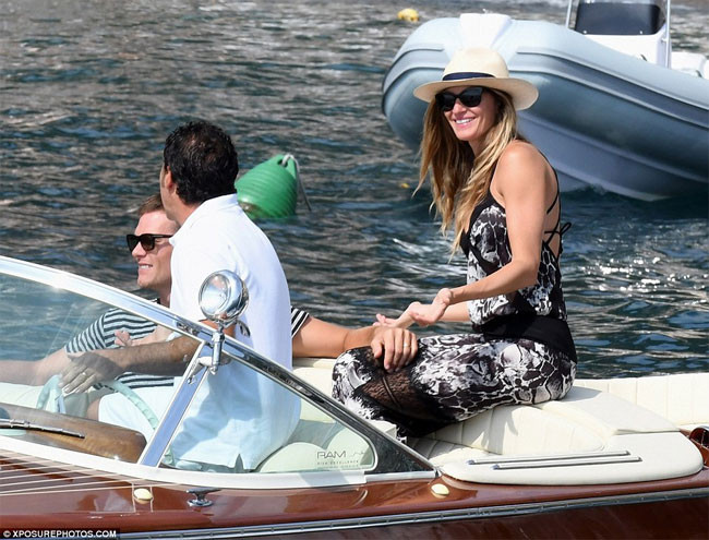 Tom Brady không thể rời tay khỏi vợ yêu.