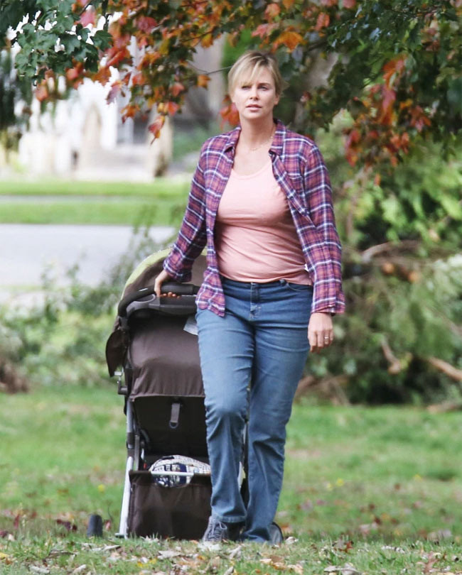 Charlize Theron xuất hiện trên phim trường phim Tully với vóc dáng sồ sề, to hơn hẳn bình thường.