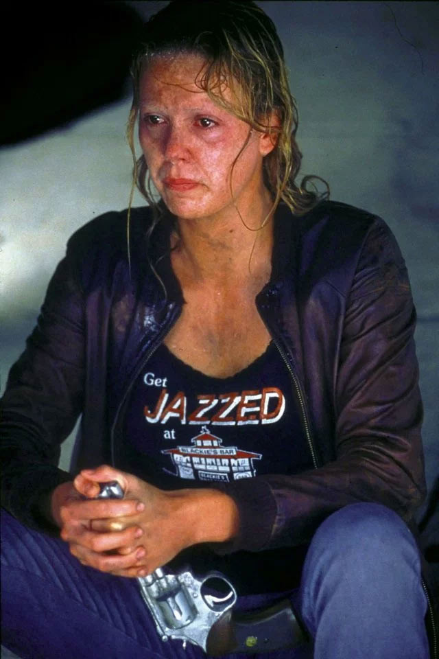 Charlize cho biết cô đã ăn bánh rán và khoai tây chiên để lên cân khi vào vai trong phim Monster (ảnh). “Tôi đã cố gắng hết sức để hóa thân mình vào vai diễn. Công việc của tôi là một diễn viên và việc biến hóa ngoại hình để hóa thân vào nhân vật là một phần công việc của tôi”.