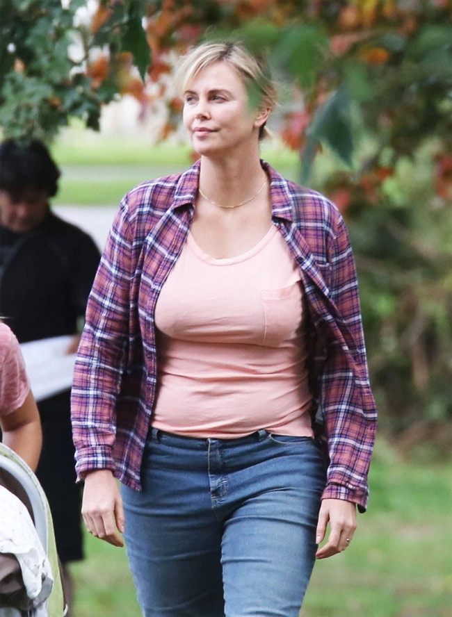 Mặc quần jeans, áo phông và khoác ngoài áo sơ mi, ngôi sao Hollywood lộ rõ thân hình đồ sộ, vòng 2 to hơn bình thường rất nhiều.
