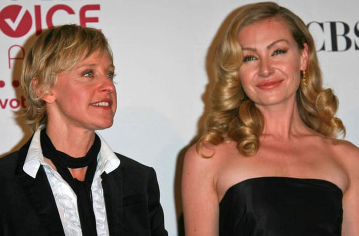Cặp đôi đồng tính Ellen DeGeneres và Portia de Rossi được nhận xét là giống nhau nhờ khuôn mặt và đôi mắt, đặc biệt khi Rossi cắt tóc ngắn. Hai người đã bên nhau từ năm 2004 và năm 2008 khi California bỏ luật cấm hôn nhân đồng tính, họ chính thức nên vợ chồng.