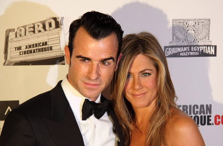 Jennifer Aniston và Justin Theroux đều có khuôn mặt to, mũi và mắt giống nhau. Sau 4 năm hẹn hò, năm 2015, hai ngôi sao Hollywood nên vợ chồng.