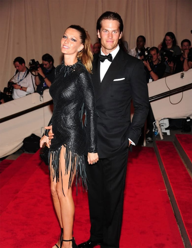 Cầu thủ bóng bầu dục Tom Brady và siêu mẫu Gisele Bundchen cùng có khuôn mặt hình tam giác, cái cằm, hàm rất giống nhau. Hẹn hò từ năm 2006, ba năm sau họ kết hôn và sống hạnh phúc từ đó đến giờ bên hai con nhỏ.