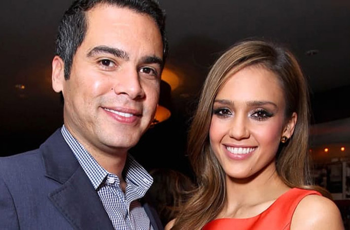 Hai vợ chồng Jessica Alba và Cash Warren được cho là giống nhau như hai anh chị em ruột nhờ đôi mắt đen, làn da màu olive và nụ cười giống nhau. Họ đã ở bên nhau hơn 10 năm và sau đám cưới năm 2008, họ có với nhau hai con gái chung.