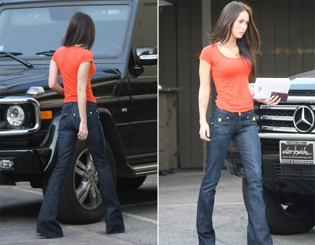 Megan Fox lộ rõ vòng 3 khiêm tốn khi cô diện quần jeans ống vẩy ôm sát.