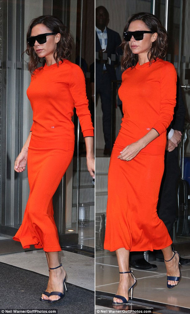 Victoria Beckham gây ấn tượng với bộ váy màu cam nổi bật.