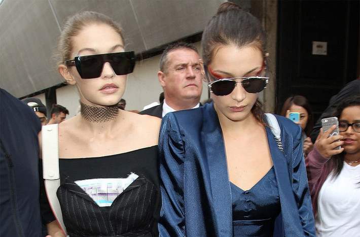 Siêu mẫu Gigi Hadid cùng em gái Bella Hadid nắm tay nhau ra khỏi show diễn Max Mara trong khuôn khổ Tuần lễ Thời trang Milan thì bị một người đàn ông ôm chặt từ phía sau.