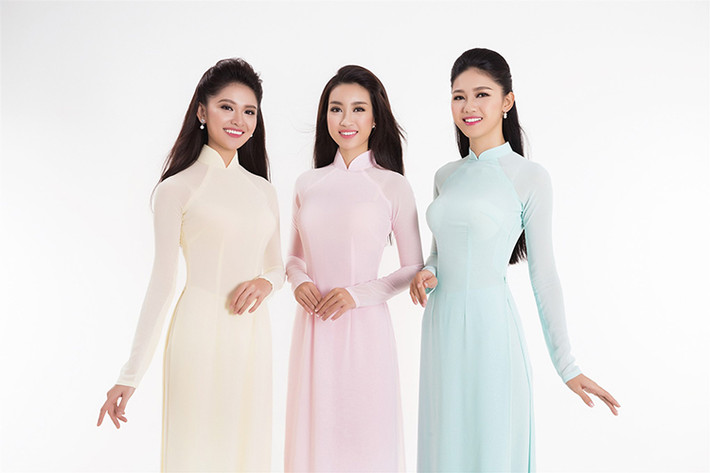 Mới đây, ban tổ chức cuộc thi Hoa hậu Việt Nam 2016 công bố bộ ảnh trang phục áo dài của top 3 được thực hiện ngay sau đêm chung kết.