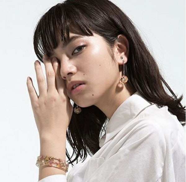Là một ngôi sao đang lên ở Nhật, Nana Komatsu còn là bạn thân của Kiko Mizuhara, người được cho là bạn gái của G-Dragon trước kia.