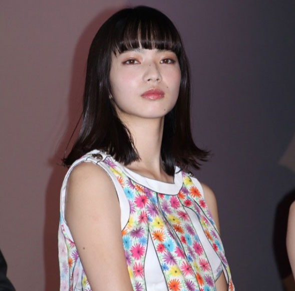 Nana Komatsu đã xuất hiện trong nhiều bộ phim và từng sánh vai với các sao Hollywood như Andrew Garfield, Adam Driver, Liam Neeson trong phim Silence, đóng năm 2016. Nana từng được 3 giải thưởng điện ảnh trong đó có một giải dành cho diễn xuất Giải thưởng Điện ảnh Mainichi lần thứ 69.