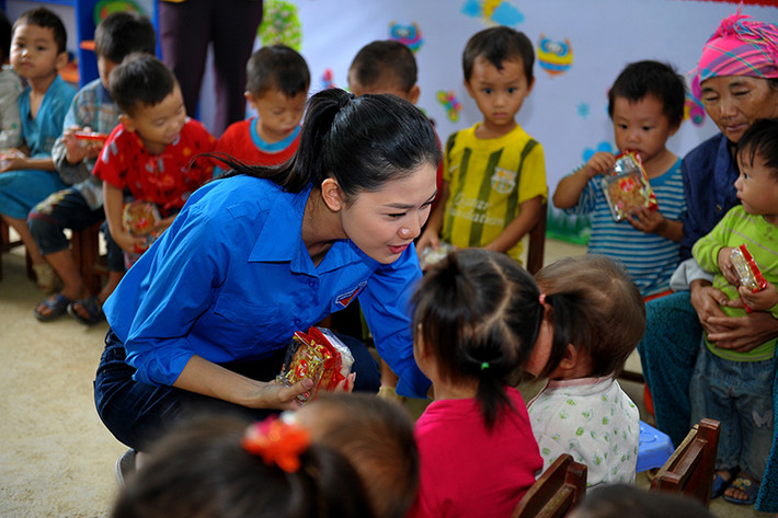 Trong chuyến đi này, Á hậu Thanh Tú chọn trang phục phù hợp với công tác đoàn là áo xanh tình nguyện và quần jeans cũng như phong cách trang điểm nhẹ nhàng.