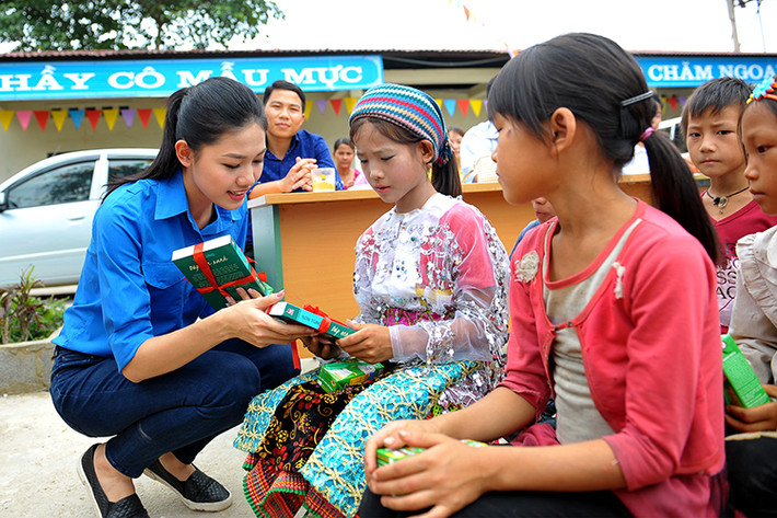 Với tinh thần sẻ chia, Thanh Tú vui vẻ trò chuyện và tận tay trao những món quà đầy ý nghĩa đến các em học sinh.