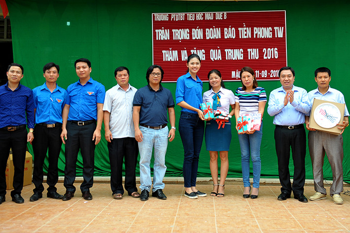 Được biết, Á hậu Thanh Tú cùng đoàn đã đến thăm Trường PTDT Bán trú Mậu Duệ B (huyện Yên Minh) và trường xã Đông Hà (huyện Quản Bạ).