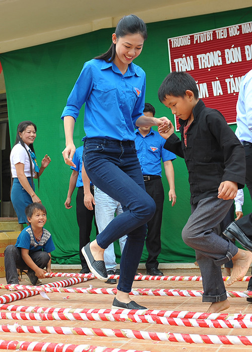 Đến thăm và tặng quà các em nhỏ tại Trường PTDT Bán trú Mậu Duệ B, Thanh Tú rất xúc động trước hình ảnh nhiều em nhỏ quần áo lấm lem, chân đi đất và đầy những vết chai sần.