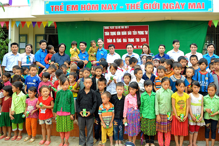 Á hậu 1 cuộc thi Hoa hậu Việt Nam 2016 còn tham gia nhảy sạp, tạo dáng chụp ảnh cùng các em nhỏ.