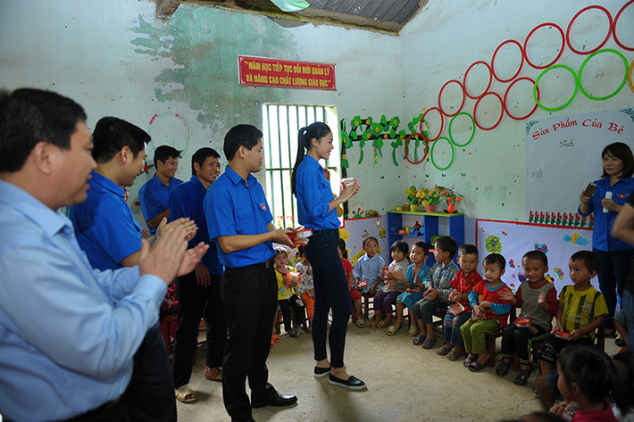 Chia sẻ về chuyến đi, Thanh Tú cho hay cô bị ám ảnh trước sự lam lũ, nghèo khó trong cuộc sống của người dân, nhất là trẻ em với hình ảnh chúi người địu bó củi to hơn người hay hình ảnh thay bố mẹ bế em.