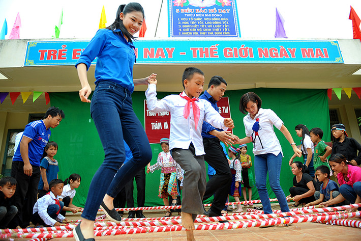 Á hậu 1 cuộc thi Hoa hậu Việt Nam 2016 cũng cho biết rằng chuyến đi giúp cô cảm nhận rõ hơn người dân và trẻ em của nhiều vùng đất đang rất cần sự quan tâm giúp đỡ của cộng đồng.