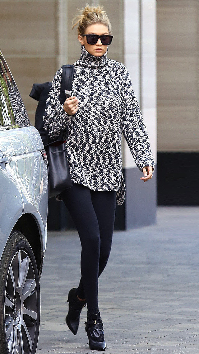 Gigi Hadid rất thích mặc quần legging kết hợp với áo cổ lọ bởi chiếc quần ôm sát giúp cô khoe đôi chân thon dài của người mẫu.