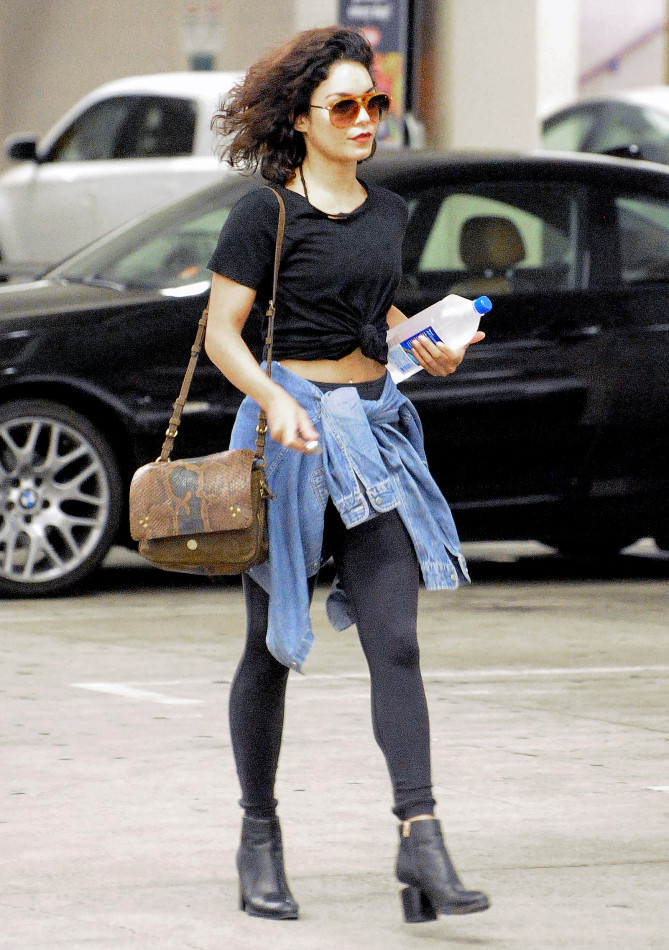 Vanessa Hudgens biết cách giảm đi những điểm dễ bị lộ khi mặc legging ôm sát bằng cách thắt một chiếc áo sơ mi denim qua eo.