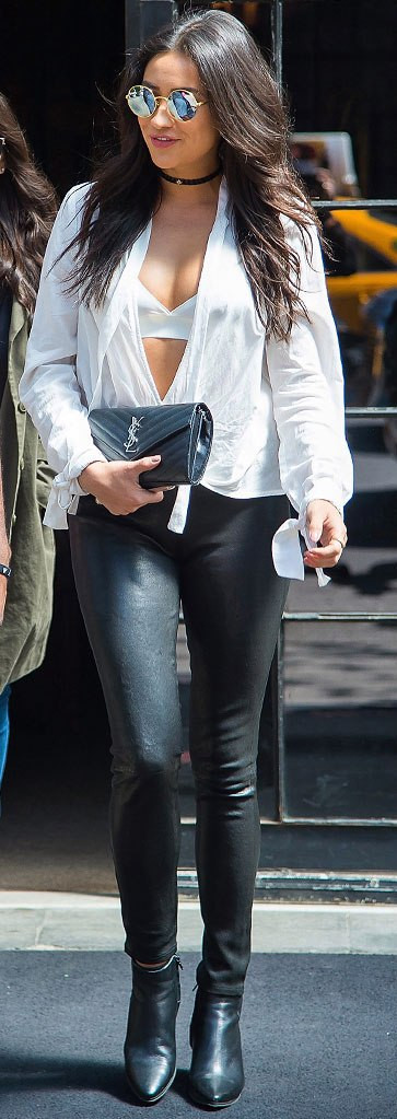 Legging da cùng với kiểu áo sơ mi mở hết khuy là cách Shay Mitchell làm mới style quần legging.