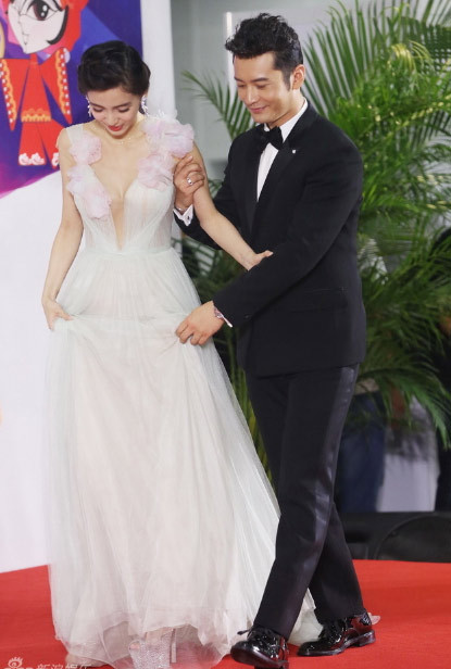 Huỳnh Hiểu Minh dìu Angelababy từng bước vì bà xã xinh đẹp của anh đang mang thai.