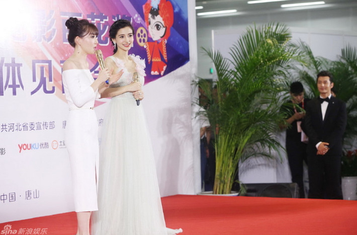 Cách đây vài ngày, trong một lần đi dự sự kiện, Huỳnh Hiểu Minh đã thừa nhận Angelababy đang mang thai và dự kiến sẽ sinh em bé vào cuối tháng hai hoặc đầu tháng 3 năm sau.