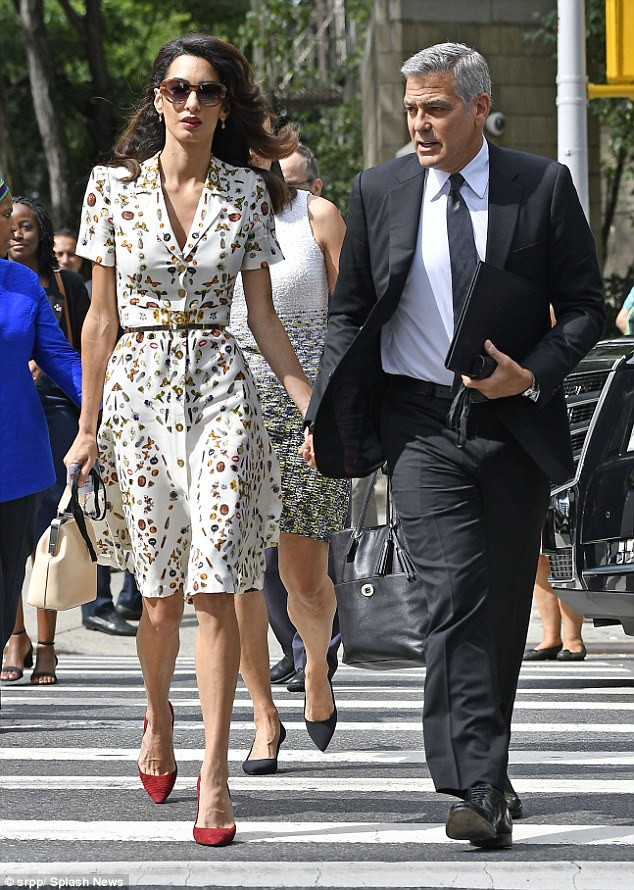 Ngày 20/9, Amal cùng George Clooney tới dự một buổi thảo luận của Liên hợp quốc liên quan tới quỹ từ thiện của họ mang tên Clooney Foundation For Justice. Amal mặc bộ váy hoa hiệu Alexander McQueen giá 1.795 bảng, đi giày Prada giá 425 bảng, đeo túi Michael Kors giá 1.074 bảng và đeo kính râm hiệu Heidi London giá 165 bảng.