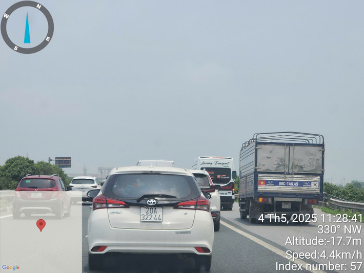 Ghi nhận của PV Báo Tri thức và Cuộc sống, trưa ngày 4/5, lượng đông phương tiện từ các tỉnh miền Trung và phía nam Hà Nội nối đuôi nhau di chuyển về Thủ đô sau nhiều ngày nghỉ lễ khiến nhiều đoạn của tuyến cao tốc Pháp Vân - Cầu Giẽ hướng về Hà Nội bị ùn ứ kéo dài.