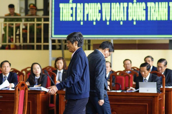 2. Cựu thiếu tướng Nguyễn Thanh Hóa, cựu Cục trưởng C50 hiện cũng đang chấp hành án phạt tù 10 năm liên quan vụ án đánh bạc, tổ chức đánh bạc nghìn tỷ do Nguyễn Văn Dương và Phan Sào Nam cầm đầu. Trong vụ án này, ông Nguyễn Thanh Hóa không chỉ tiếp tay cho trùm cờ bạc, bị cáo đã ngoan cố, không thành khẩn khai báo, đổ tội cho người khác.