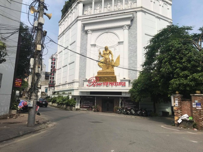 12. Nữ nhân viên Rose Vip Massage khỏa thân trong phòng với khách: Tháng 6/2019, Rose Vip Massage địa chỉ số 1 ngõ 431 Âu Cơ (quận Tây Hồ) bị phản ánh về việc nhân viên tại đây phục vụ khác từ A - Z. Muốn vào phòng thì các thượng đế phải bỏ ra giá vé từ 500.000đ đến 700.000đ. Để có một cuộc "vui vẻ" đúng nghĩa thì khách hàng phải bỏ ra một số tiền “bo” bằng tiền vé phòng. (Ảnh Phapluatplus)