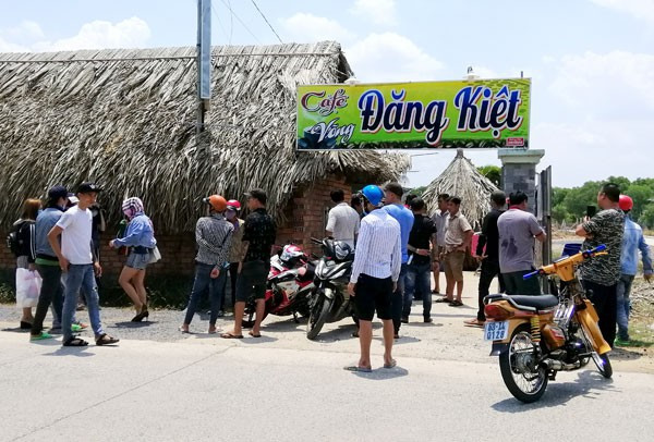 11. Đại diện Phòng Cảnh sát hình sự Công an tỉnh Đồng Nai cho biết trên địa bàn tỉnh có 399 quán karaoke, cà phê có biểu hiện mua bán dâm, kích dục. Công an tỉnh quyết xóa bỏ các tụ điểm này. Ảnh: Một vụ "giải cứu" các cô gái bị ép phục vụ mại dâm, kích dục ra khỏi quán cà phê ở Đồng Nai. Nguồn: Afamily.