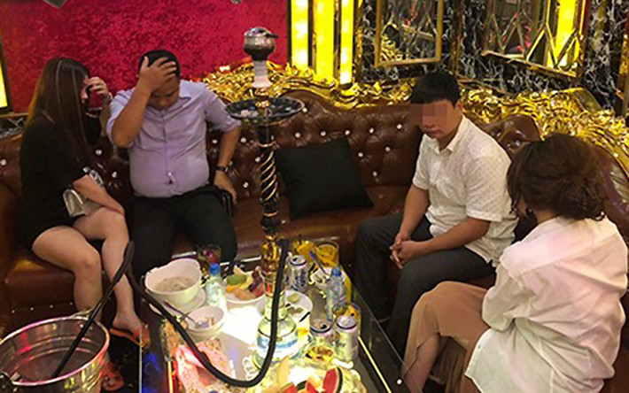 9. Rạng sáng 14/9, , tổ trinh sát,Công an quận 1, TP HCM ập vào khách sạn trên đường Đề Thám, phường Phạm Ngũ Lão, bắt quả tang 2 đôi nam nữ mua bán dâm. Các cô gái nhận là tiếp viên quán K Night, được quản lý Nguyễn Thuỵ Hoàng Hạnh (30 tuổi) điều đi tiếp khách với giá 4 triệu đồng một lần. Ảnh: VNE