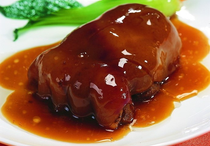 Chân voi: Ở bàn chân voi có một lớp thịt gân mềm, chế biến thành món ăn rất ngon. Nó là một thực phẩm rất khó kiếm nên thời đó chỉ dành dâng vua chúa thưởng thức.