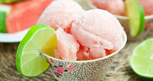 Món kem bưởi đào bạc hà tươi. Nguyên liệu món giải khát từ bạc hà cho 5 người ăn: 5 quả bưởi đào, 200g đường, 100ml nước, 1 bó lá bạc hà tươi.