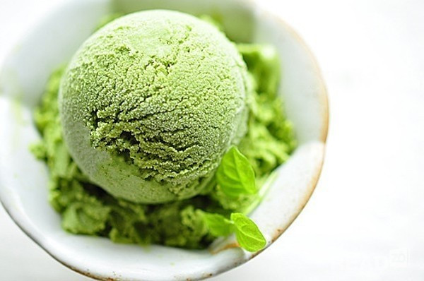 Bước 6: Dùng muỗng món kem thành từng viên cho vào bát. Khi thưởng thức bạn có thể cho thêm chút đường nếu muốn ăn ngọt.