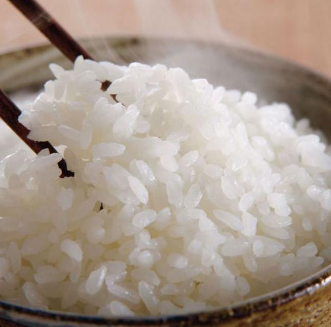 Để cơm chín ngon tốt nhất sau khi nồi cơm nhảy 5-10 phút hãy mở nồi ra thì cơm của bạn sẽ ngon hơn.