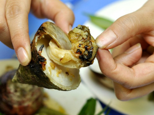Đặc biệt nếu may mắn được nếm món ốc vú nàng đang ngậm sữa thì mới cảm nhận hết được vị thơm ngậy không thể lẫn của nó với loại ốc khác.