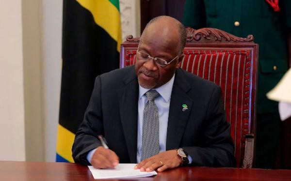 Trong thời gian nắm quyền, một số người bày tỏ lo ngại Tổng thống Magufuli không đủ sức khỏe để gánh vác trọng trách quan trọng của đất nước vì tuổi cao. Trước ý kiến này, vị nguyên thủ quốc gia của Tanzania thể hiện sự điềm đạm và thông minh qua việc hít đất trước mọi người. Hành động này khiến các cử tri yên tâm rằng ông hoàn toàn khỏe mạnh để điều hành đất nước.
