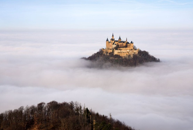 Lâu đài "trên mây" Hohenzollern nằm ở độ cao 855m trên đỉnh núi Kegelberg, Đức. Đây là lâu đài đầu tiên của dòng họ Hohenzollern quyền lực.